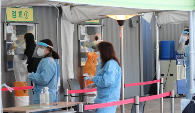 코로나19 4차 유행이 지속하는 가운데 20일 신규 확진자 수는 1,500명대 후반을 기록했다./연합뉴스