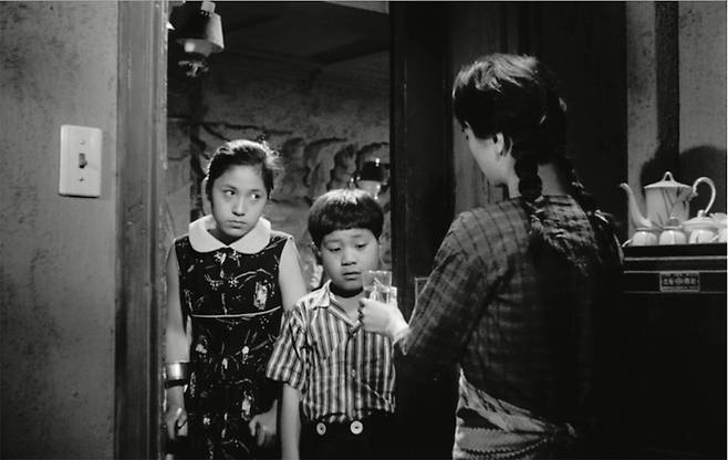 김기영 감독의 영화 <하녀>(1960년)의 한 장면. ⓒ한국영상자료원 제공