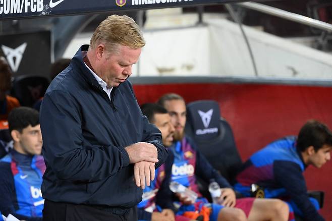 ▲ 맨체스터 유나이티드는 UCL에서 반전을 만들어야 한다. 그렇지 않으면 올레 군나르 솔샤르 감독(사진 위)에 대한 불신은 더 커질 전망이다. FC바르셀로나의 로날드 쿠만(사진 아래)도 비슷한 처지지만 사정은 더 곤궁하다. ⓒ연합뉴스/AFP