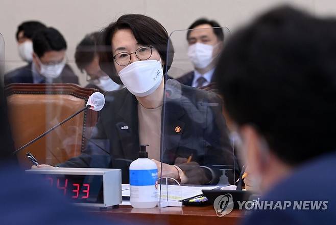 답변하는 임혜숙 과학기술정보통신부 장관 (서울=연합뉴스) 하사헌 기자 = 임혜숙 과학기술정보통신부 장관이 20일 오전 서울 여의도 국회에서 열린 과학기술정보방송통신위원회의 과학기술정보통신부 종합감사에서 의원 질의에 답변하고 있다. 2021.10.20 [국회사진기자단] toadboy@yna.co.kr