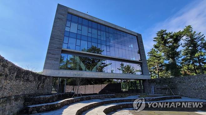 제주문학관 (제주=연합뉴스) 23일 문을 여는 '제주문학관' 전경. 2021.10.20 [제주도 제공. 재판매 및 DB 금지] koss@yna.co.kr