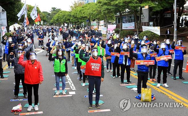 제주서도 민주노총 총파업대회 (제주=연합뉴스) 전지혜 기자 = 20일 오후 제주도청 앞에서 열린 민주노총 제주본부 주최 10·20 총파업대회에서 참석자들이 구호를 외치고 있다. 2021.10.20 atoz@yna.co.kr