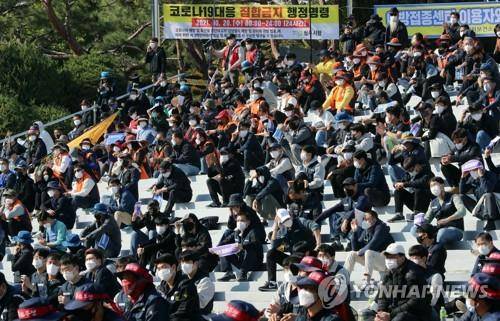 청주 실내체육관에 모인 민주노총 조합원들 (청주=연합뉴스) 천경환 기자 = '1020 총파업 사수 결의대회'가 열린 20일 오후 충북 청주실내체육관 앞에 민주노총 조합원들이 모여 있다. 2021.10.20
kw@yna.co.kr
(끝)