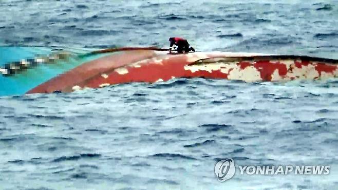 사고 해역에서 실종자 찾는 군산해경 (군산=연합뉴스) 20일 오전 전북 군산시 어청도 남서쪽 124㎞ 해상에서 239t 중국어선이 뒤집히는 사고가 발생해 해경이 실종된 선원들을 찾고 있다. 2021.10.20 [군산해경 제공. 재판매 및 DB금지] jaya@yna.co.kr