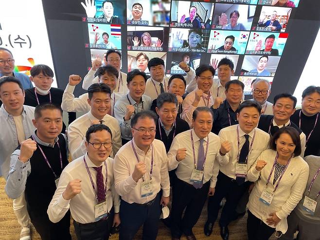 세계한상대회 기간에 열린 YBLN 네트워킹 행사 서울 롯데호텔월드에서 열린 세계한상대회에 참가한 YBLN 회원들이 20일 온·오프 교류행사를 열고 있다. [YBLN 제공]