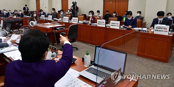 항의하는 국민의힘 임이자 간사 (서울=연합뉴스) 하사헌 기자 = 20일 국회에서 열리는 환경노동위원회의 환경부·기상청 종합국감에서 국민의힘 임이자 감사가 더불어민주당 의원들이 자리에 붙인 '돈받은자=범인, 장물나눈자=도둑' 문구에 항의하고 있다.    2021.10.20 [국회사진기자단] toadboy@yna.co.kr