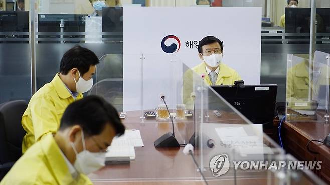 통발어선 전복사고 관련 긴급 점검 회의하는 문성혁 장관 (세종=연합뉴스) 문성혁 해양수산부 장관이 20일 오후 세종시 정부세종청사에서 경북 울릉군 독도 북동쪽 해상에서 발생한 통발어선 '11일진호' 전복사고와 관련해 긴급 상황점검 회의를 열고 발언하고 있다. 2021.10.20 [해양수산부 제공. 재판매 및 DB 금지] photo@yna.co.kr