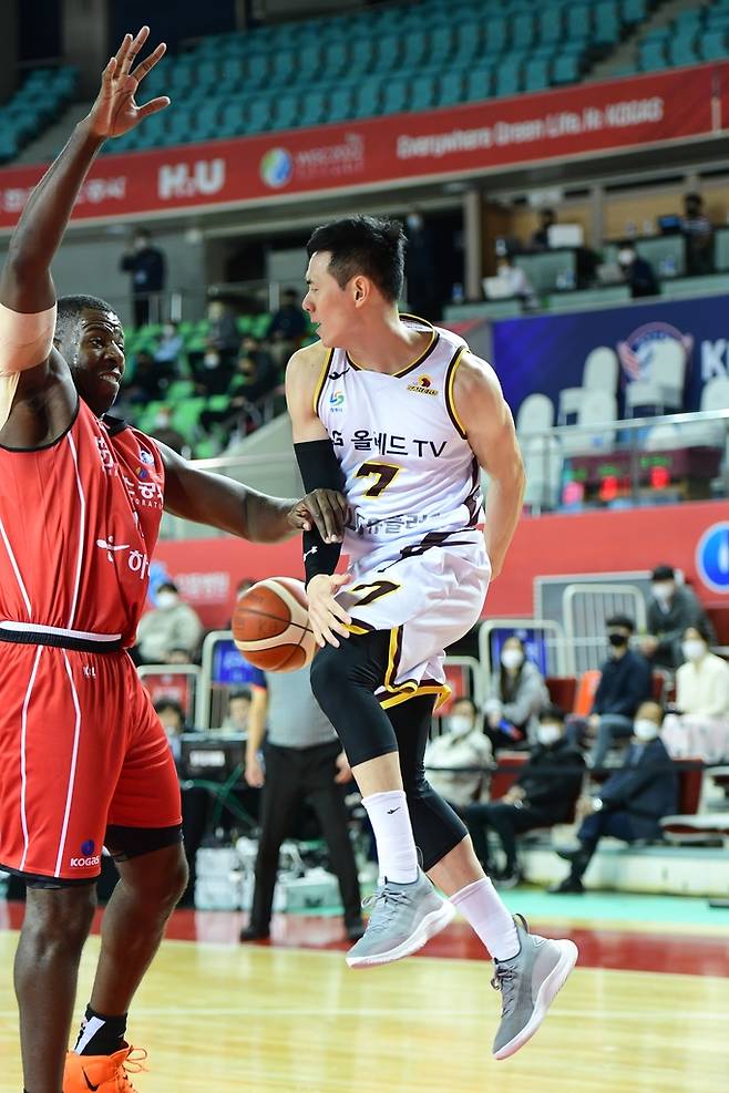 한국가스공사와 경기에서 비하인드 백패스를 시도하는 LG 이관희 [KBL 제공. 재판매 및 DB 금지]