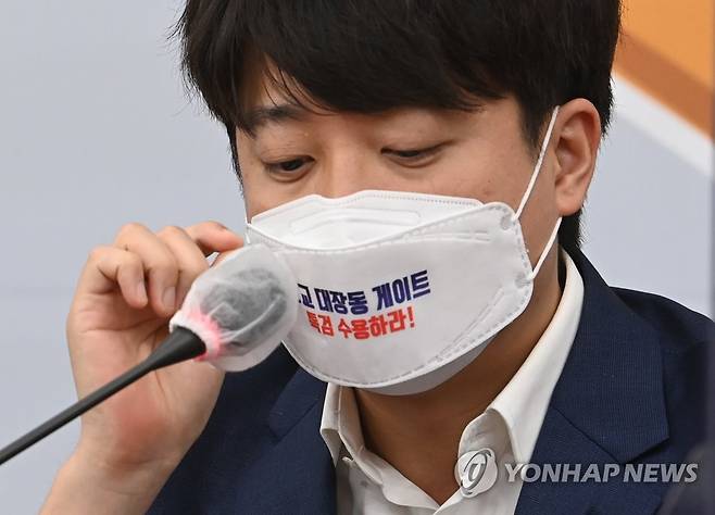 국민의힘 이준석 대표 (서울=연합뉴스) 안정원 기자 = 국민의힘 이준석 대표가 18일 오전 국회에서 열린 최고위원회의에서 자료를 보고 있다. 2021.10.18 [국회사진기자단] jeong@yna.co.kr