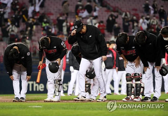 kt, KIA에 0-3 영패 (광주=연합뉴스) 조남수 기자 = 20일 광주-기아챔피언스필드에서 열린 2021 프로야구 kt wiz와 KIA 타이거즈의 경기에서 KIA에 0-3으로 패한 kt 선수들이 관중들에게 인사하고 있다. 2021.10.20 iso64@yna.co.kr