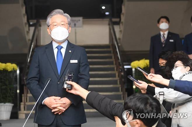 취재진 질문에 답하는 이재명 경기지사 (수원=연합뉴스) 더불어민주당 대선 후보인 이재명 경기도지사가 20일 경기도 수원시 경기도청에서 열린 국회 국토교통위원회의 경기도에 대한 국정감사를 마친 후 취재진 질문에 답하고 있다. 2021.10.20 [경기사진공동취재단] xanadu@yna.co.kr