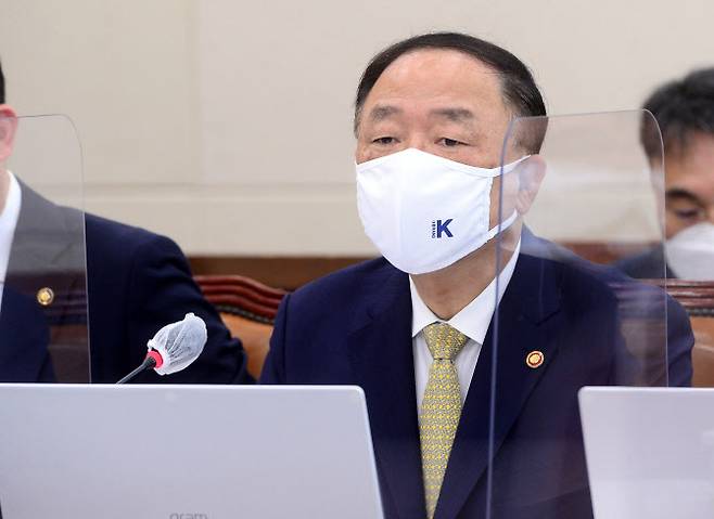 홍남기 경제부총리 겸 기획재정부 장관이 21일 오전 서울 여의도 국회에서 열린 기획재정위원회의 기획재정부, 한국은행 등에 대한 종합감사에 참석해 의원 질의에 답변하고 있다. (사진=연합뉴스)