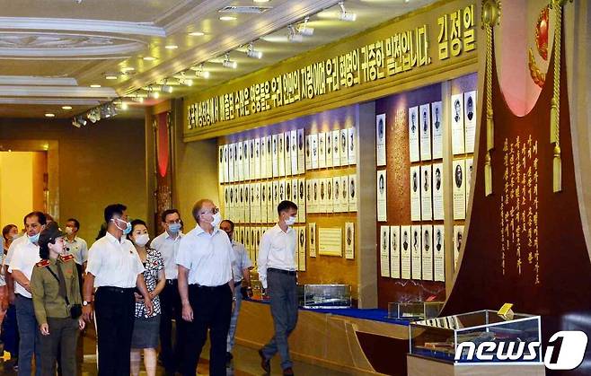 (평양 노동신문=뉴스1) = 북한 노동당 기관지 노동신문은 23일 쿠바, 라오스 대사를 비롯 평양 주재 외국 외교관들이 '전승절'로 기념하는 6·25 한국전쟁 정전협정체결일(7월27일)을 앞두고 21~22일 조국해방전쟁승리기념관을 참관했다고 보도했다. [국내에서만 사용가능. 재배포 금지. DB 금지. For Use Only in the Republic of Korea. Redistribution Prohibited] rodongphoto@news1.kr