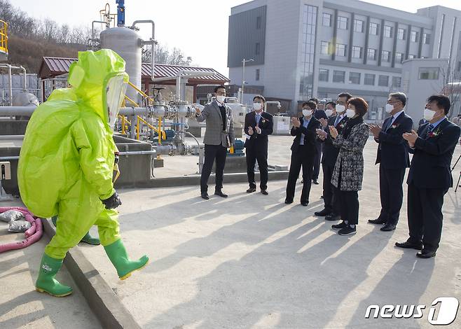 한정애 환경부장관이 지난 2월22일 오후 충북 청주시 오송읍으로 이전한 화학물질안전원 신청사 화학사고대응 훈련장을 찾아, 훈련교육 시연을 참관하고 있다. (환경부 제공) 2021.2.22/뉴스1 © News1 김진환 기자