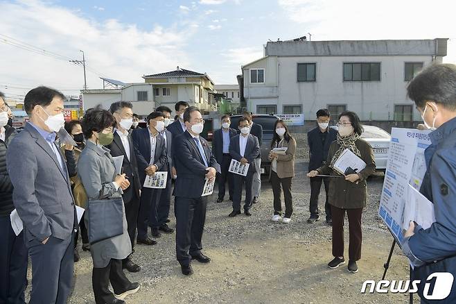 21일 순천시가 역전시장을 찾아 역세권 중심으로 추진 중인 도시재생뉴딜사업 및 역전시장 주차환경 개선사업 현장을 점검하고 현장간부회의를 개최했다.(순천시 제공)2021.10.21/© 뉴스1