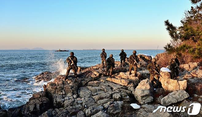 훈련하는 35사단 장병들(육군35사단 제공)2021.10.21/© 뉴스1