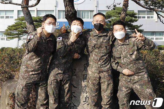 고창준 육군 37사단장(왼쪽 세번째)이 군종부 이민우, 이정우, 주민제 하사와 기념촬영을 하고 있다.(37사단 제공)© 뉴스1