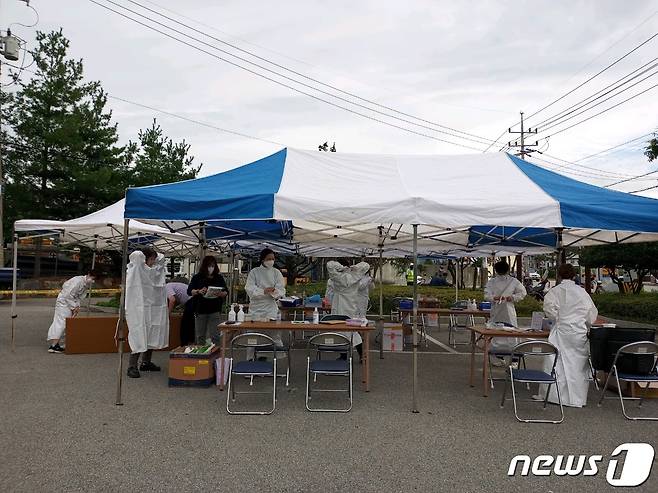 지난달 8일 무더기 확진자가 나온 예산군 덕산면 지역에 설치한 이동선별진료소에서 주민들이 코로나19검사를 받고 있다.© 뉴스1 최현구 기자