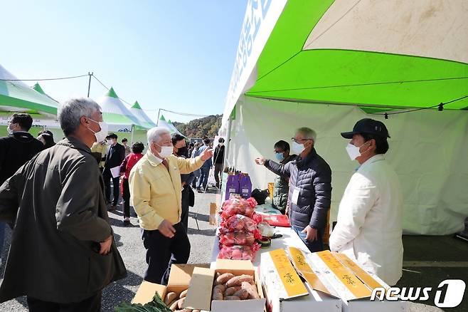 지난해 열린 제1회 무주 특화장터(무주군 제공)2021.10.21/뉴스1