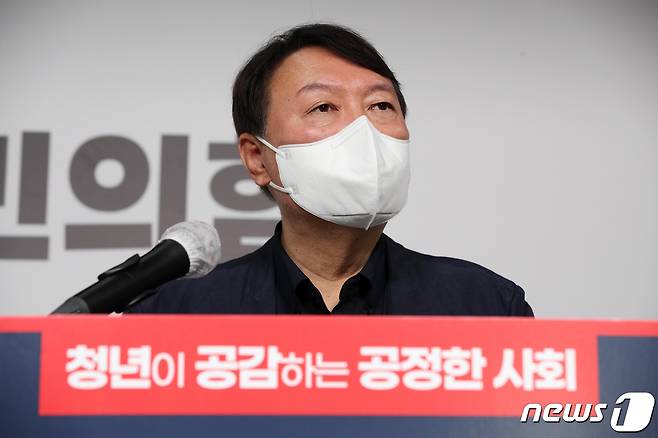 윤석열 국민의힘 대선 예비 후보가 21일 오전 서울 여의도 국민의힘 중앙당사에서 청년정책 공약을 발표하고 있다. 2021.10.21/뉴스1 © News1 구윤성 기자