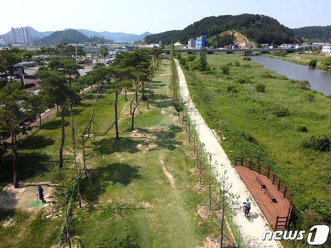 경남도가 21일 가을을 맞아 휴식을 즐길 수 있는 도내 비대면 안심 관광지 13곳을 추천했다. 사진은 김해시 장유누리길 전경.(경남도 제공)2021.10.21.© 뉴스1