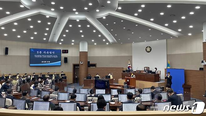 최영희(정의당) 창원시의원이 21일 제108회 창원시의회 임시회 제1차 본회의에서 ‘민간사업자만 이익을 본 마산 로봇랜드 소송패소, 이자 포함 혈세 1,458억원 지급판결 누구 책임인가?’라는 주제로 5분 발언을 진행했다.© 뉴스1 강정태 기자