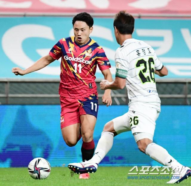 5일 오후 서울 상암동 서울월드컵경기장에서 K리그1 FC 서울과 전북 현대의 경기가 열렸다. FC서울 조영욱이 전북 홍정호의 수비를 앞에 두고 돌파를 시도하고 있다. 상암=송정헌 기자 songs@sportschosun.com/2021.09.05/