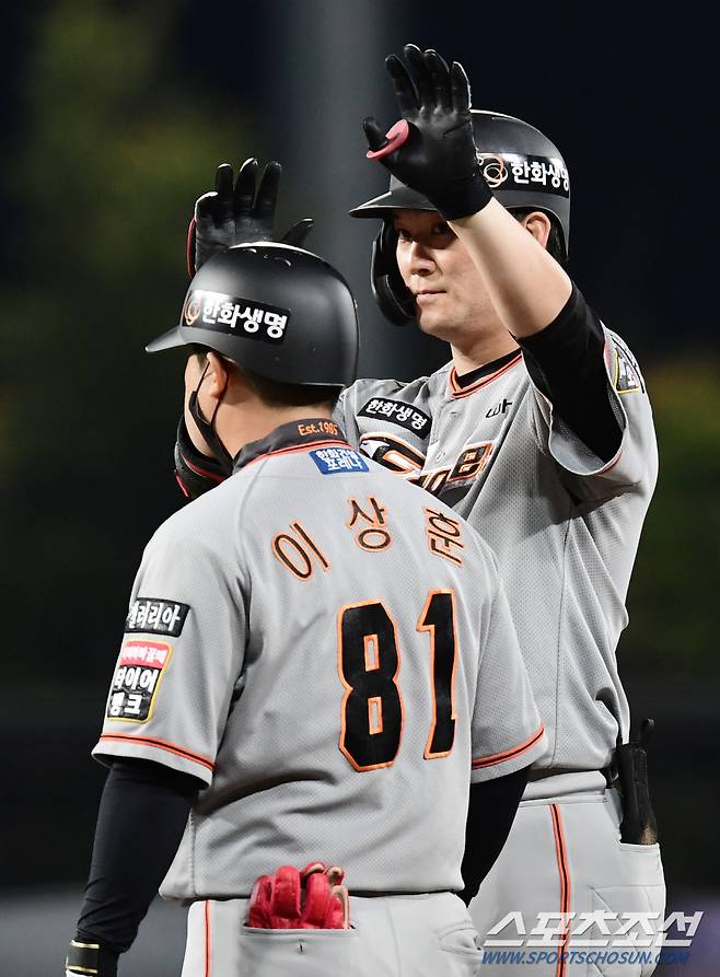 21일 광주 기아챔피언스필드에서 KBO리그 KIA와 한화의 경기가 열렸다. 2회 2사 만루에서 한화 이성곤이 2타점 적시타를 날렸다. 손을 들어보이고 있는 이성곤. 광주=송정헌 기자 songs@sportschosun.com/2021.10.21/