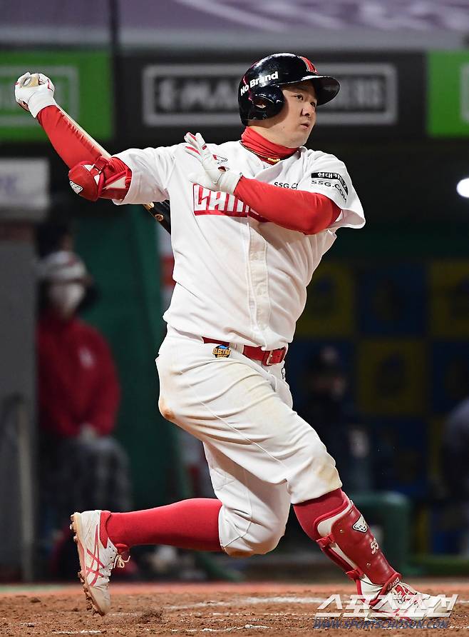 21일 인천 SSG 랜더스필드, KBO리그 두산과 SSG 경기. 8회말 2사 1, 2루 최주환이 1타점 안타를 치고 있다. 인천=정재근 기자 cjg@sportschosun.com/2021.10.21/