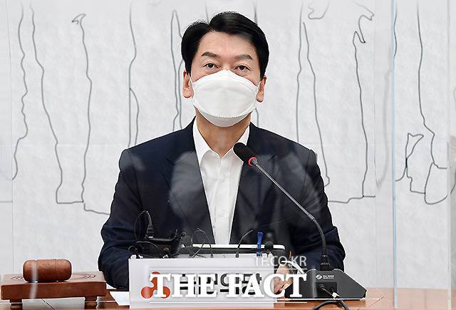 안철수 국민의당 대표가 21일 국회에서 열린 최고위원회의에서 모두발언을 하고 있다. /국회=남윤호 기자