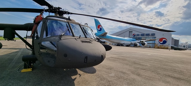 대한항공이 21일 경기도 성남 서울공항에서 개최 중인 '2021 서울 국제 항공우주 및 방위산업 전시회'에서 미국 시콜스키사와 UH-60P 블랙호크 기술협력 30주년 기념행사를 진행했다. /대한항공 제공