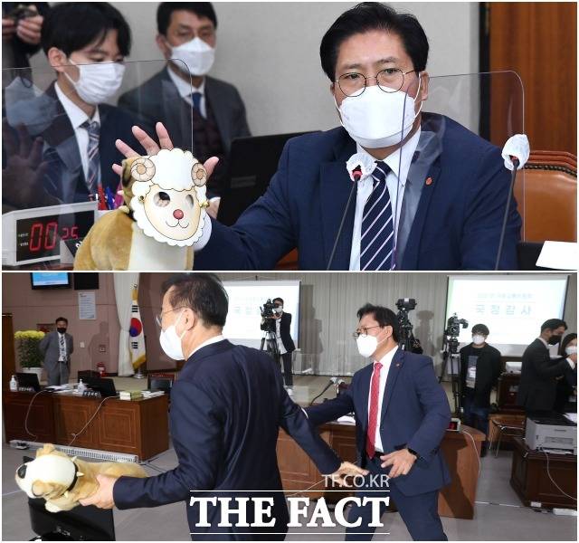 송석준 국민의힘 의원(위 사진)이 21일 오전 서울 여의도 국회에서 열린 국토교통위원회의 국토교통부, 행정중심복합도시건설청, 새만금개발청 등에 대한 국정감사에서 양두구육(겉으론 그럴듯하지만 속은 변변치 않다는 뜻)이란 의미의 양 가면을 쓴 개 인형을 내논 채 질의하고 있다. 아래 사진은 하루 전인 20일 경기도에 대한 국토위의 국정감사에서 개 인형을 뺏기고 있는 모습. /국회=남윤호 기자·국회사진취재단