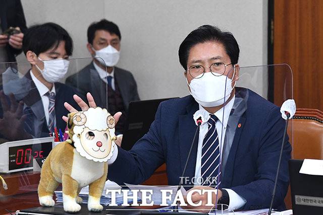송석준 국민의힘 의원이 이날 감사에서 대장동 개발을 양두구육(羊頭狗肉, 양 머리를 걸어 놓고 개고기를 판다)에 빗대며 ‘대똥이’이라고 이름 지은 개 인형을 내놓으며 질의하고 있다.
