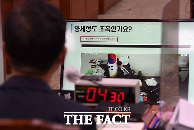 당시 성남시청실은 시민들에게 개방된 상태였고 누구나 들어와서 사진을 찍을 수 있다고 김남국 의원은 설명했다. 사진은 방송인 양세형이 성남시장 자리에 앉아 있는 모습.