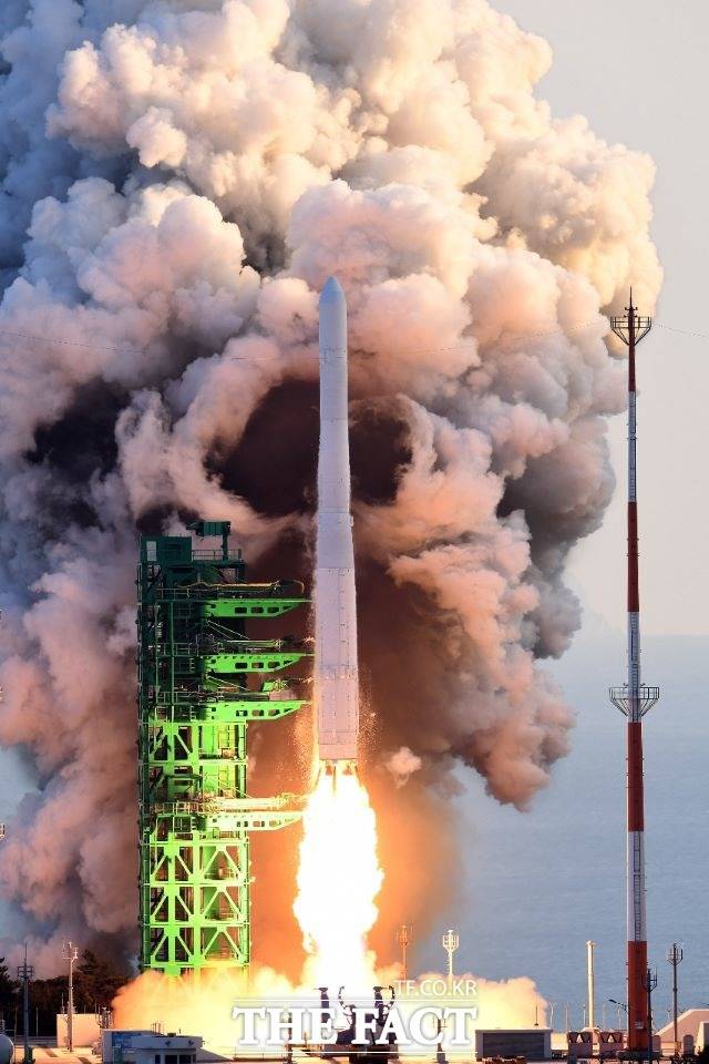 한국형 발사체 '누리호(KSLV-II)'가 21일 오후 5시 전남 고흥군 나로우주센터에서 발사대를 박차고 오르고 있다. /한국우주항공연구원 제공