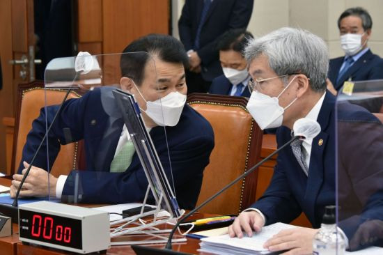 고승범 금융위원장과 정은보 금융감독원장이 21일 국회에서 열린 국회 정무위원회의 금융위원회 등에 대한 국정감사에 출석, 감사 시작 전 이야기를 나누고 있다./윤동주 기자 doso7@