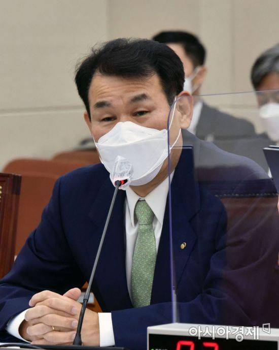 정은보 금융감복원장이 21일 국회에서 열린 국회 정무위원회의 금융위원회 등에 대한 국정감사에 출석, 의원들 질의에 답변하고 있다./윤동주 기자 doso7@