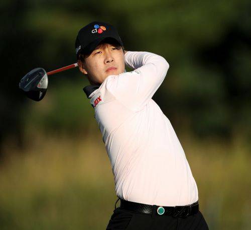 김민규가 하나은행인비테이셔널 첫날 15번홀에서 티 샷을 하고 있다. 사진제공=KPGA