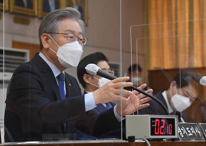 더불어민주당 대선 후보인 이재명 경기도지사가 20일 경기도 수원시 경기도청에서 열린 국회 국토교통위원회의 경기도에 대한 국정감사에서 질의에 답변하고 있다./국회사진가자단