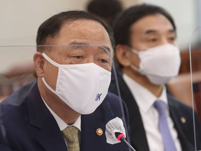 홍남기 경제부총리 겸 기획재정부 장관이 21일 국회에서 열린 기획재정위원회의 기획재정부 종합감사에 출석해 의원 질의에 답변하고 있다. 국회사진기자단