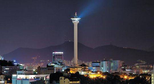 용두산공원 주변의 부산 중구 원도심. 부산시는 갈수록 인구가 줄어 침체되고 있는 6개 구의 주택정비 촉진을 위해 용적률을 10% 상향조정한다고 21일 밝혔다. /조선일보DB