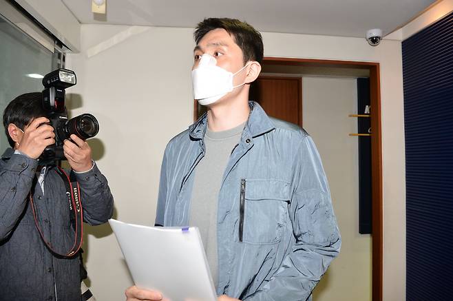 회식 자리에서 후배 선수들을 폭행한 프로농구 울산 현대모비스의 고참 기승호가 지난 4월 서울 강남구 KBL 센터에서 열린 재정위원회에 출석하고 있다. /연합뉴스