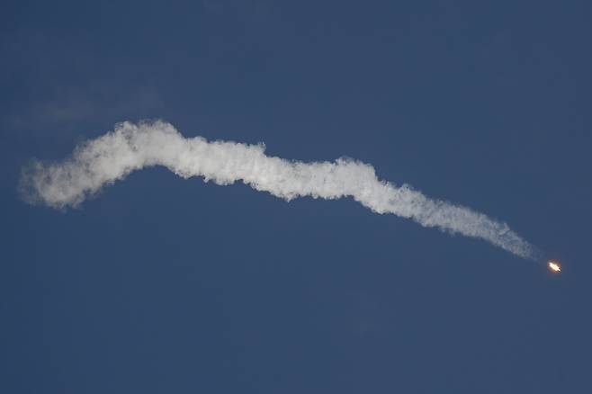 [고흥=뉴시스] 사진공동취재단 = 21일 전남 고흥군 나로우주센터 제2발사대에서 발사된 한국형 발사체 누리호(KSLV-ll)가 불꽃을 뿜으며 우주를 향해 비행하고 있다. 누리호는 1.5t급 실용위성을 지구저궤도( 600~800km)에 투입하기 위해 만들어진 3단 발사체이며 엔진 설계에서부터 제작, 시험, 발사 운용까지 모두 국내 기술로 완성한 최초의 국산 발사체이다. 2021.10.21. photo@newsis.com