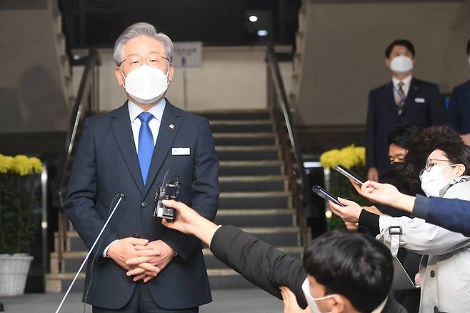 이재명 경기도지사가 20일 경기도 수원시 팔달구 경기도청에서 열린 국회 국토교통위원회의 경기도에 대한 국정감사를 마치고 취재진의 질문에 답하고 있다./국회사진기자단