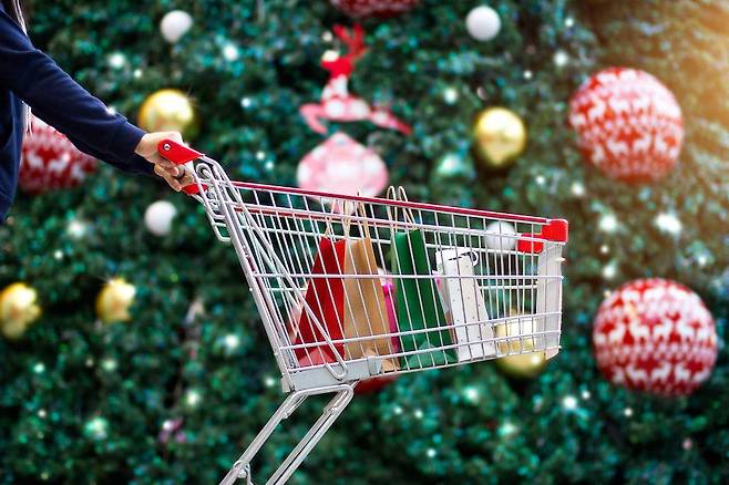 크리스마스 트리 앞을 지나가는 쇼핑 카트의 모습. /트위터 캡처