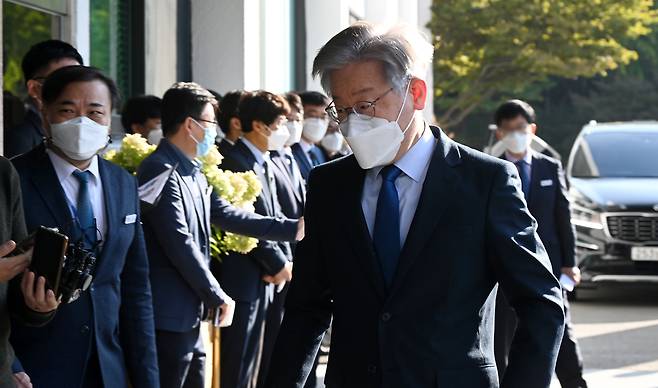 국회 국토교통위원회의 경기도에 대한 국정감사가 열리는 20일 오전 더불어민주당 대선 후보인 이재명 경기도지사가 경기도 수원시 경기도청으로 출근하고 있다. /연합뉴스