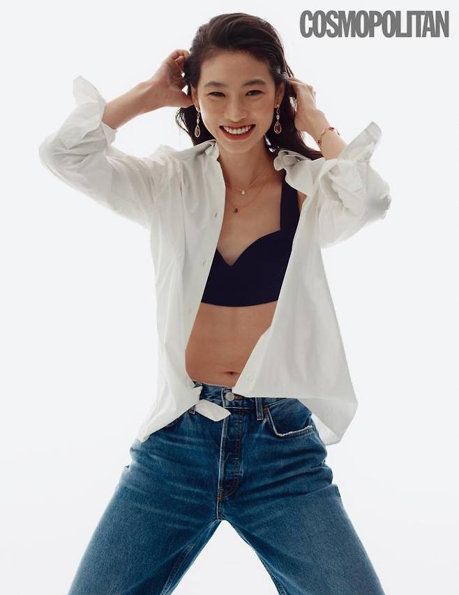 로돌라이트 가닛과 다이아몬드를 세팅한 핑크 골드 소재의 쎄뻥 보헴 로돌라이트 가닛 펜던트 이어링 3천만원대, 다이아몬드를 장식한 핑크 골드 소재의 쎄뻥 보헴 XS 펜던트 네크리스 3백만원대, 로돌라이트 가닛을 장식한 로즈 골드 소재의 쎄뻥 보헴 S 펜던트 네크리스 3백만원대, 로돌라이트 가닛과 다이아몬드 장식이 돋보이는 쎄뻥 보헴 로돌라이트 가닛 브레이슬릿 1천만원대 모두 부쉐론. 셔츠 발렌티노. 브라톱 렉스 핑거 마르쉐. 데님 팬츠 리던 by 비이커.