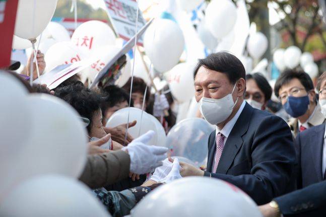 국민의힘 대선경선 후보인 윤석열 전 검찰총장이 20일 오후 대구MBC에서 열리는 대선 경선 후보 토론회에 입장하기에 앞서 지지자들과 인사를 나누고 있다. ⓒ윤석열캠프