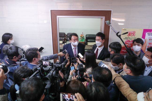 국민의힘 대선 경선후보인 윤석열 전 검찰총장이 20일 오후 국민의힘 대구시당에서 기자들의 질문에 답변을 하고 있다. ⓒ윤석열 캠프