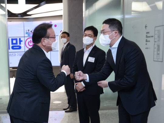 21일 서울 마곡 LG사이언스파크에서 열린 '청년희망ON' 간담회 행사에서 김부겸(왼쪽) 국무총리와 구광모 LG그룹 회장이 인사하고 있다. <LG 제공>